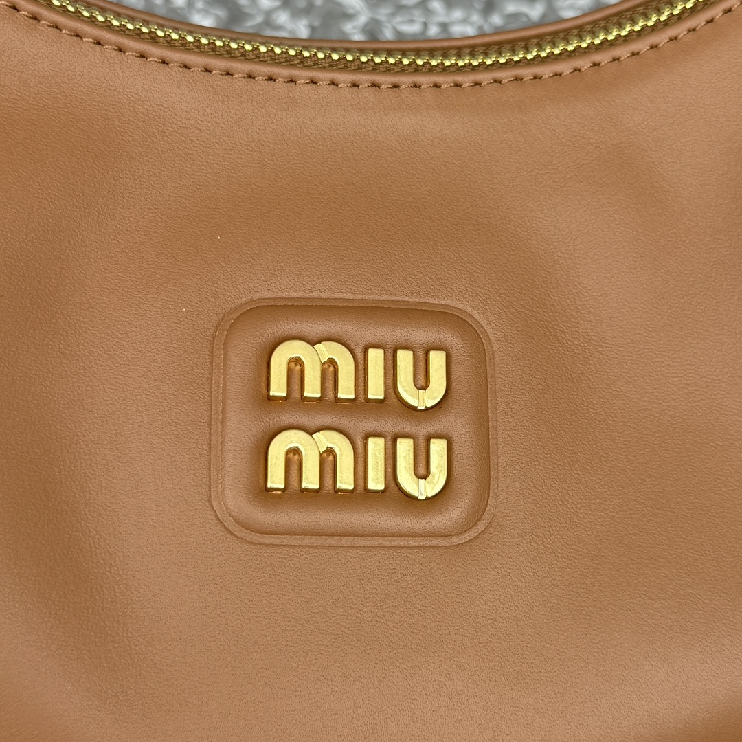 M*um*u black leather hobo bag-27*8*20cm