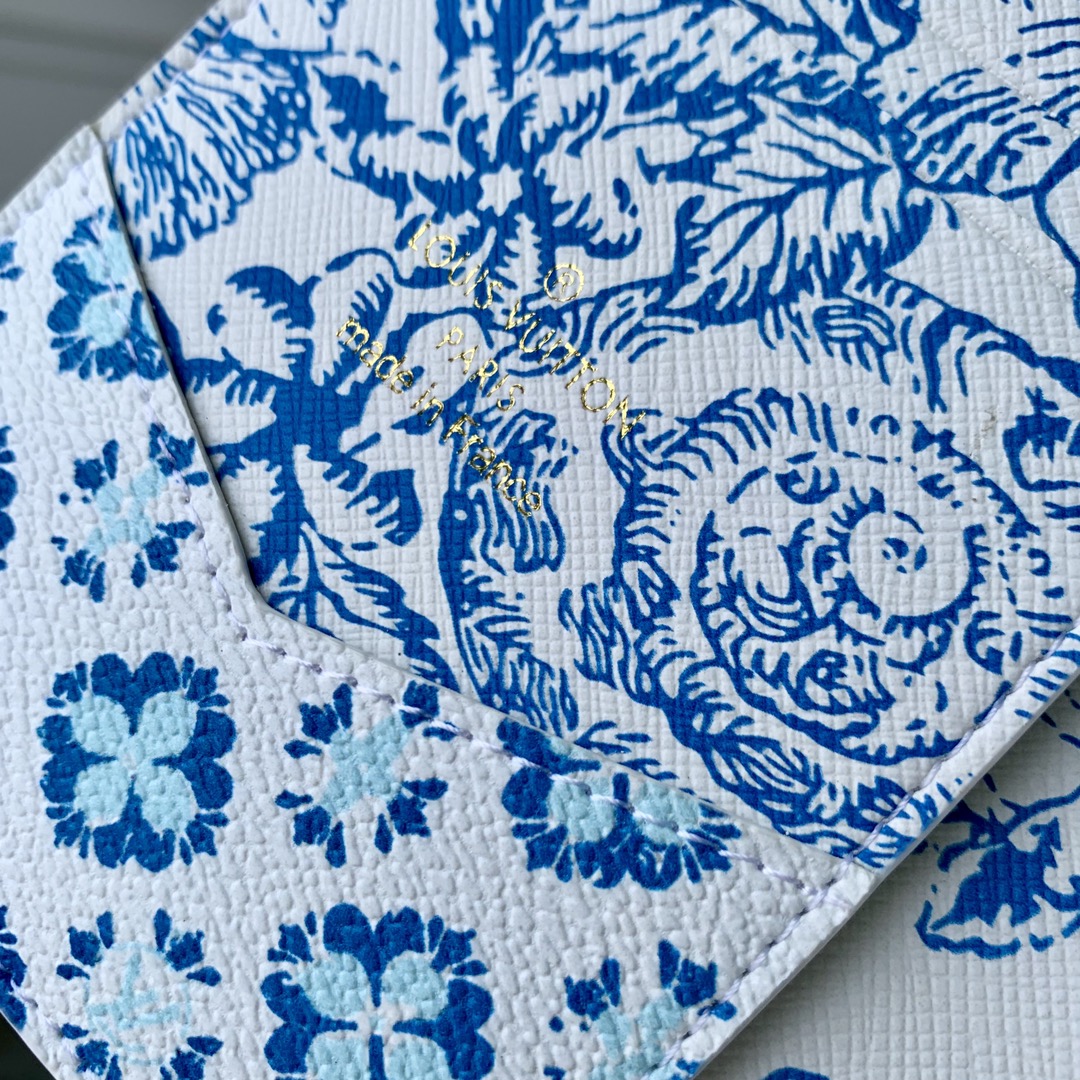 l0*is V*t0n by the pool wallet-10 x 14 x 2.5cm