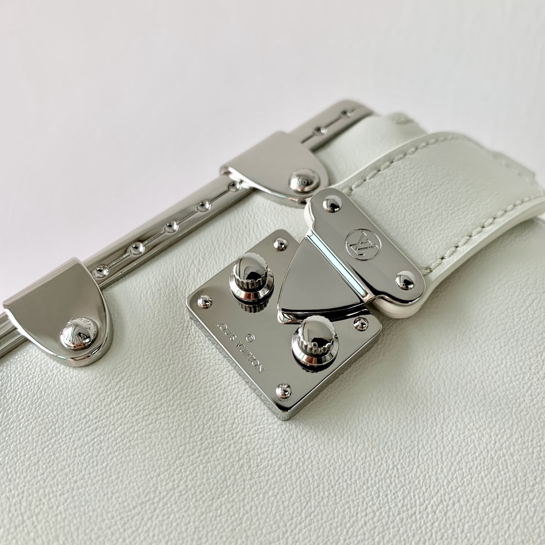 l0*is V*t0n slim trunk--m25445-23 x 12 x 4cm