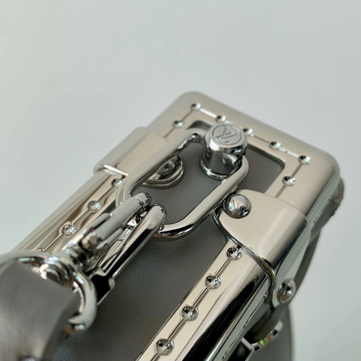 l0*is V*t0n slim trunk--m25445-23 x 12 x 4cm