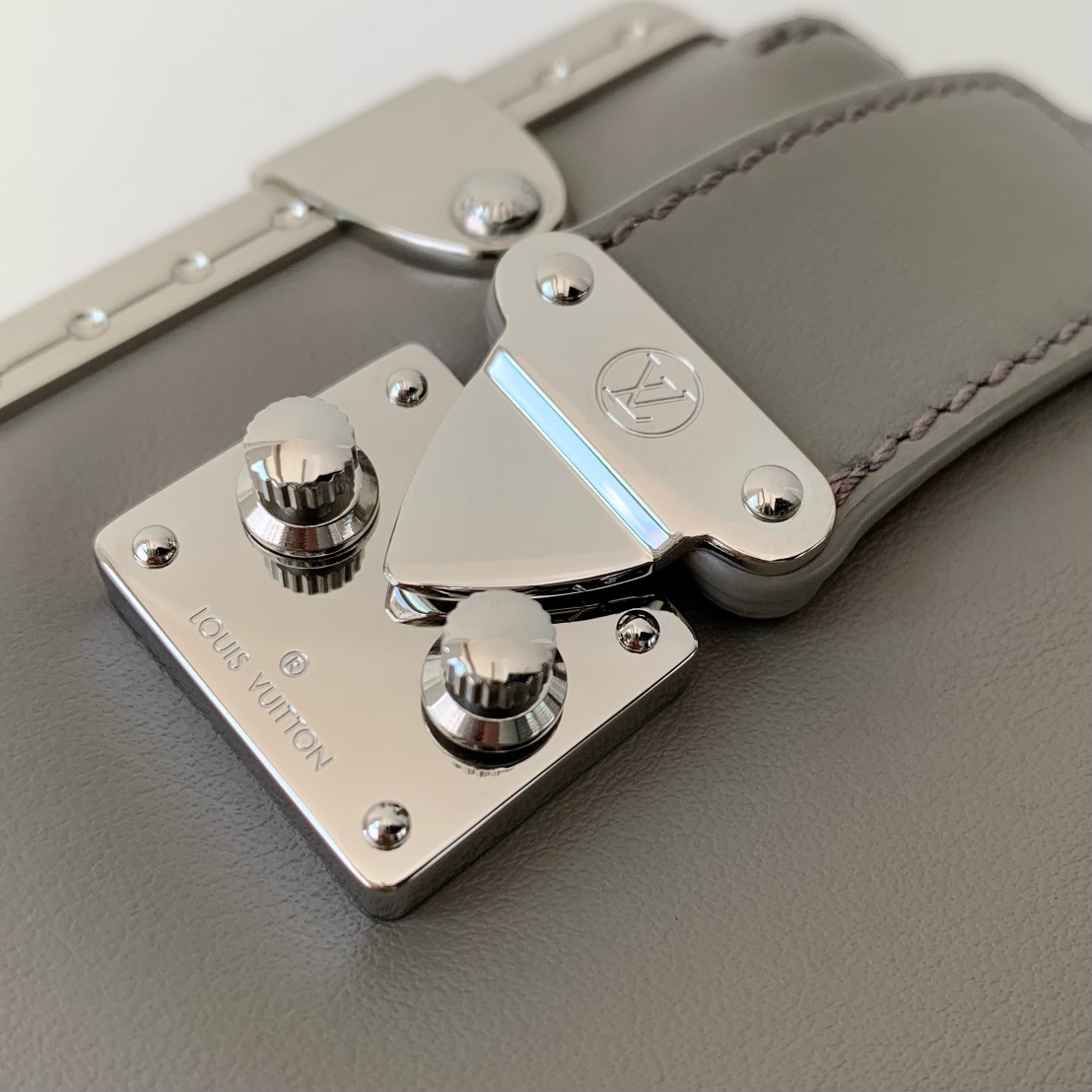 l0*is V*t0n slim trunk--m25445-23 x 12 x 4cm