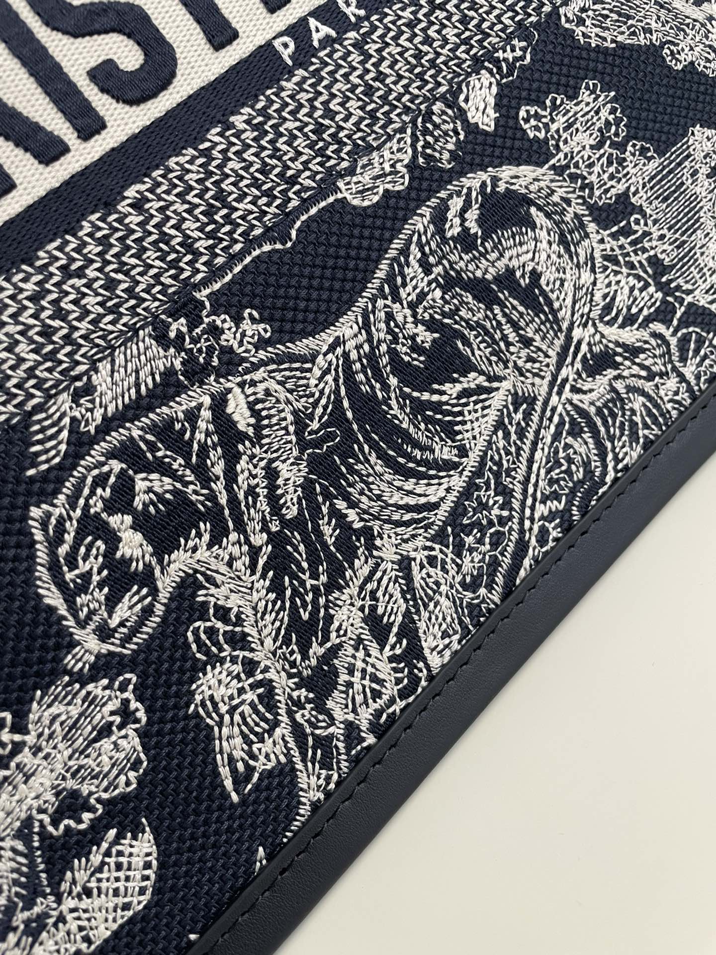 D*or small book tote-36.5cm