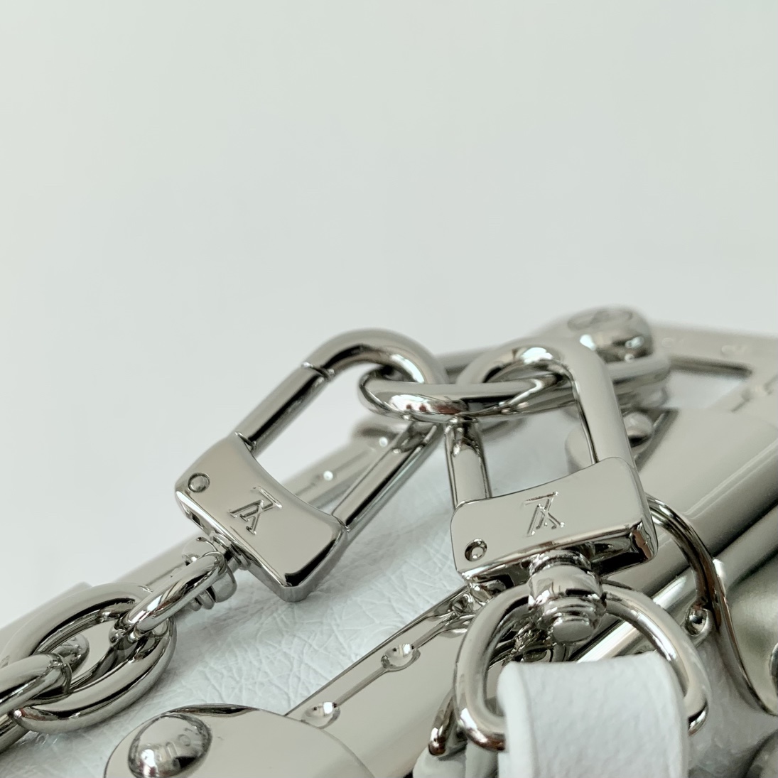 l0*is V*t0n slim trunk--m25445-23 x 12 x 4cm