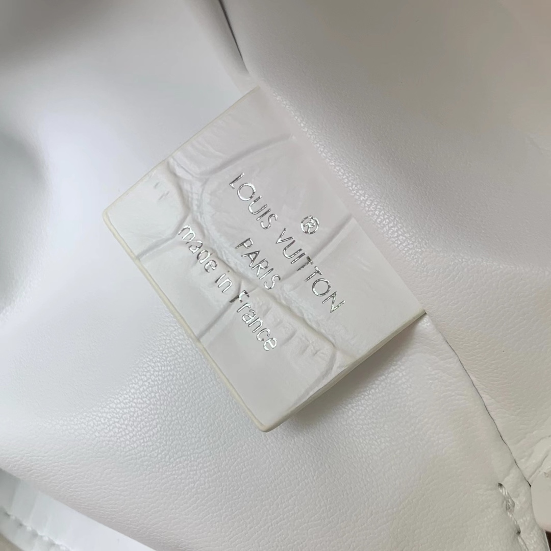 l0*is V*t0n slim trunk--m25445-23 x 12 x 4cm