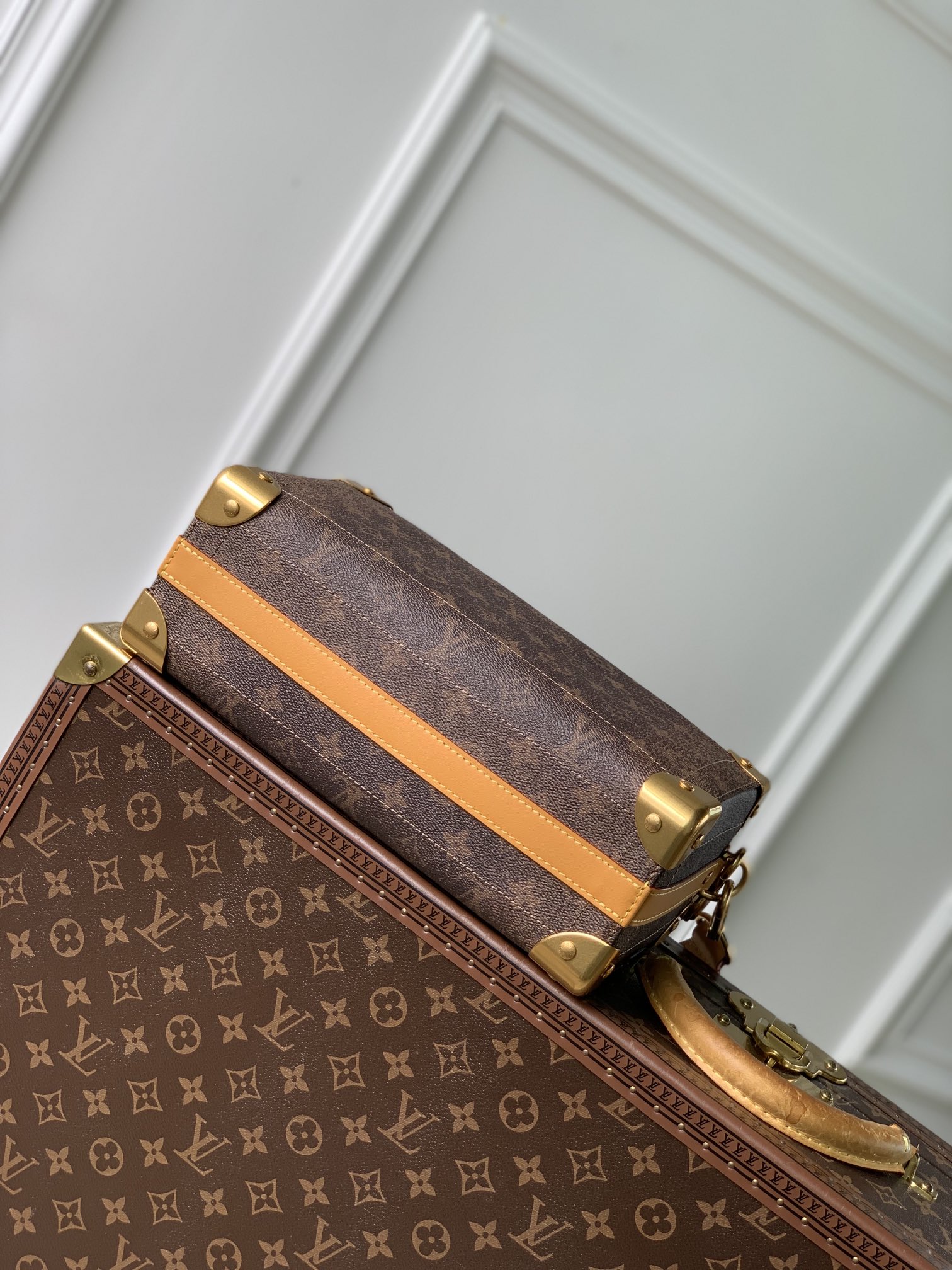 l0*is V*t0n soul trunk east west -29 x 17.5 x 10cm