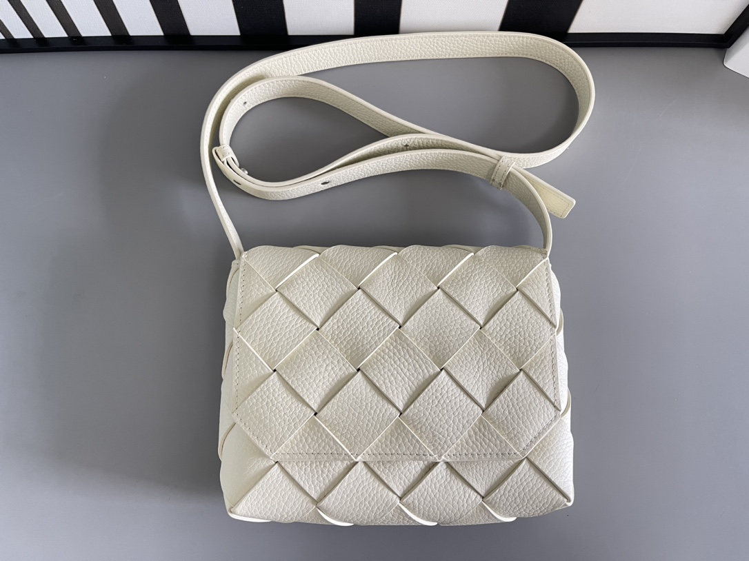 bo*te*ga Ve*ne*ta diago pouch-25x16.5x2cm