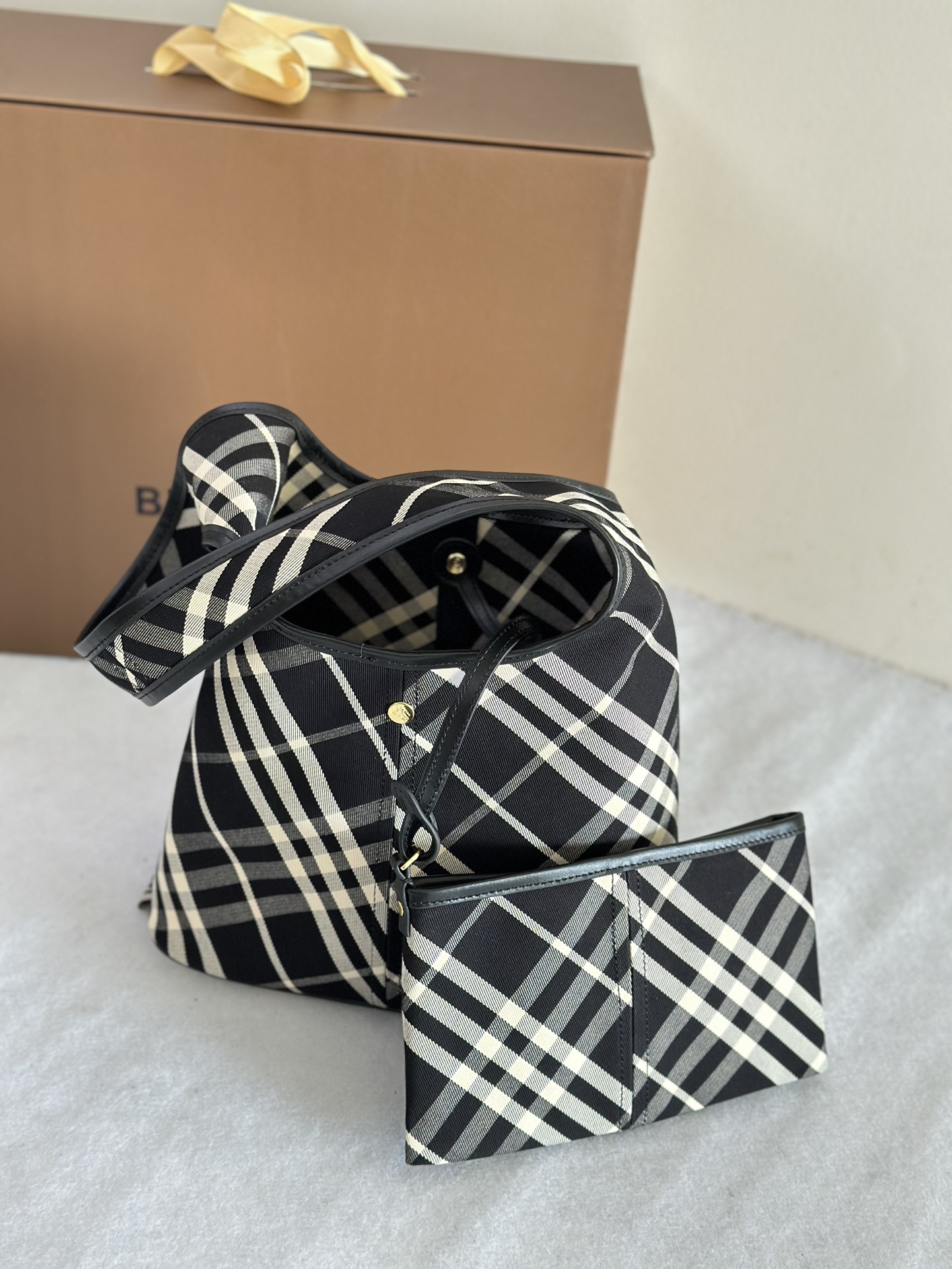 B**rry check shoulder bag-26.5 x 13.5 x 46.5cm