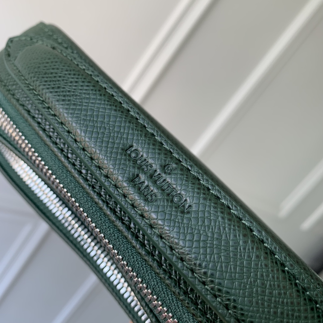 l0*is V*t0n avenue bag-22.5 x 15.5 x 7.5cm