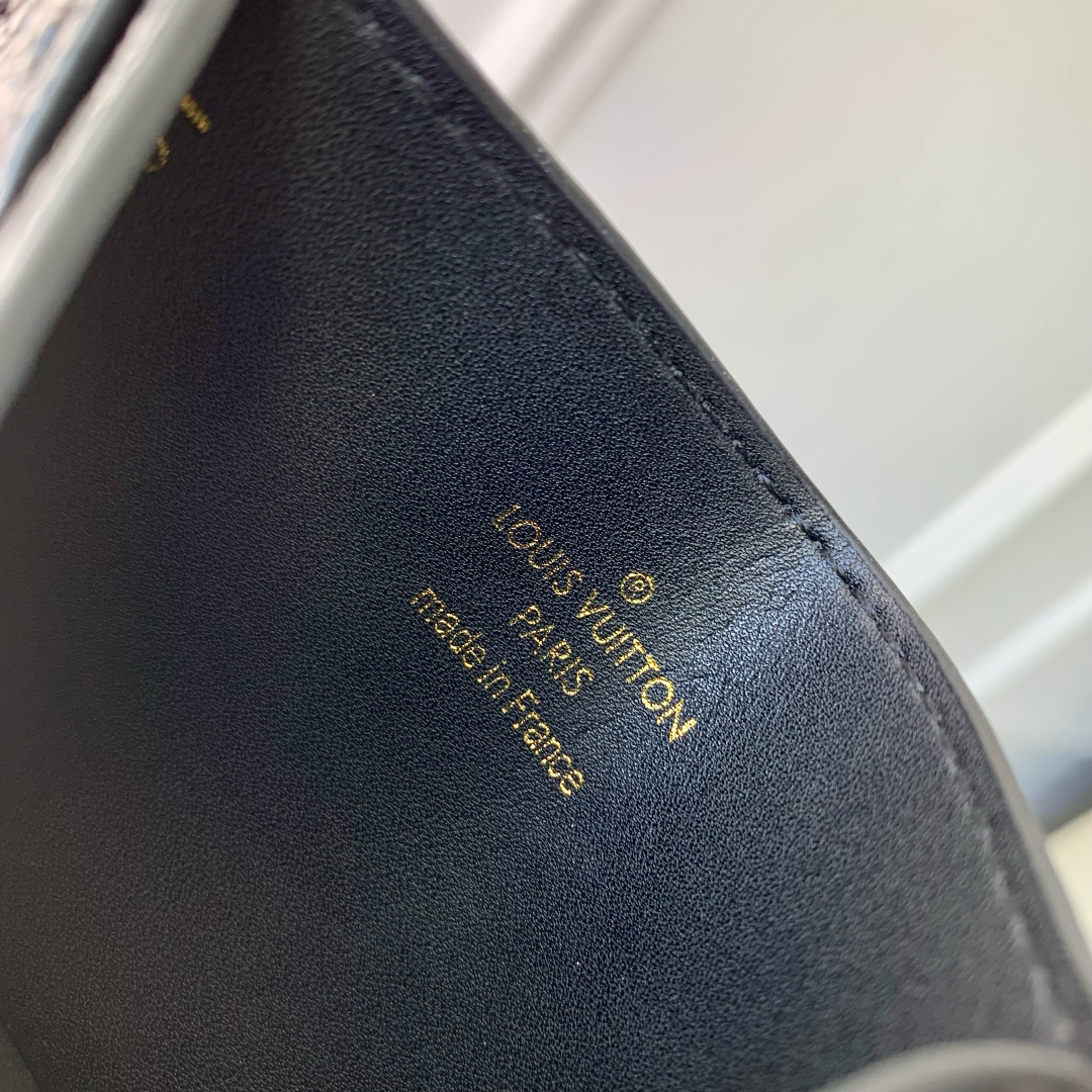 l0vis Vvtt0n criss-cross holder-10×7×0.25cm