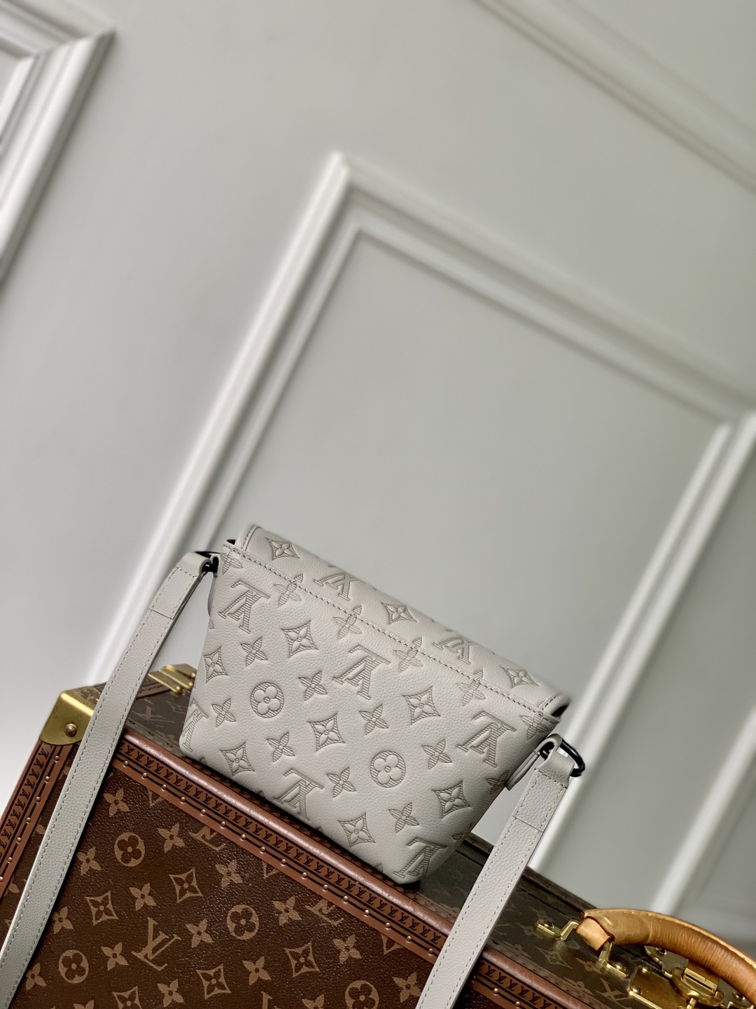 l0vis Vvtt0n pulse bag-m14794-16 x 5 x 22.5cm