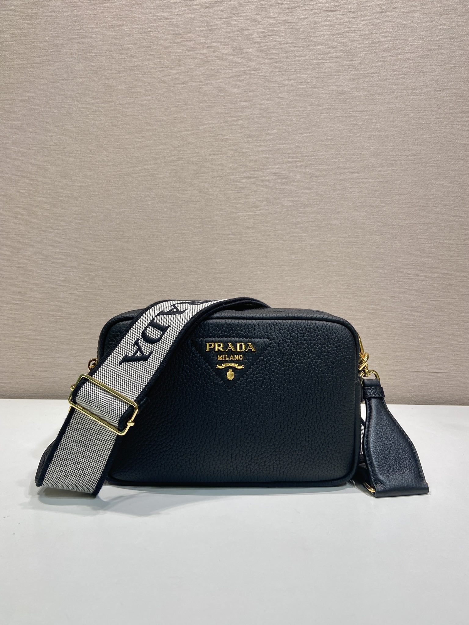 Pra*a 1bd082 messenger bag-22*14*8cm