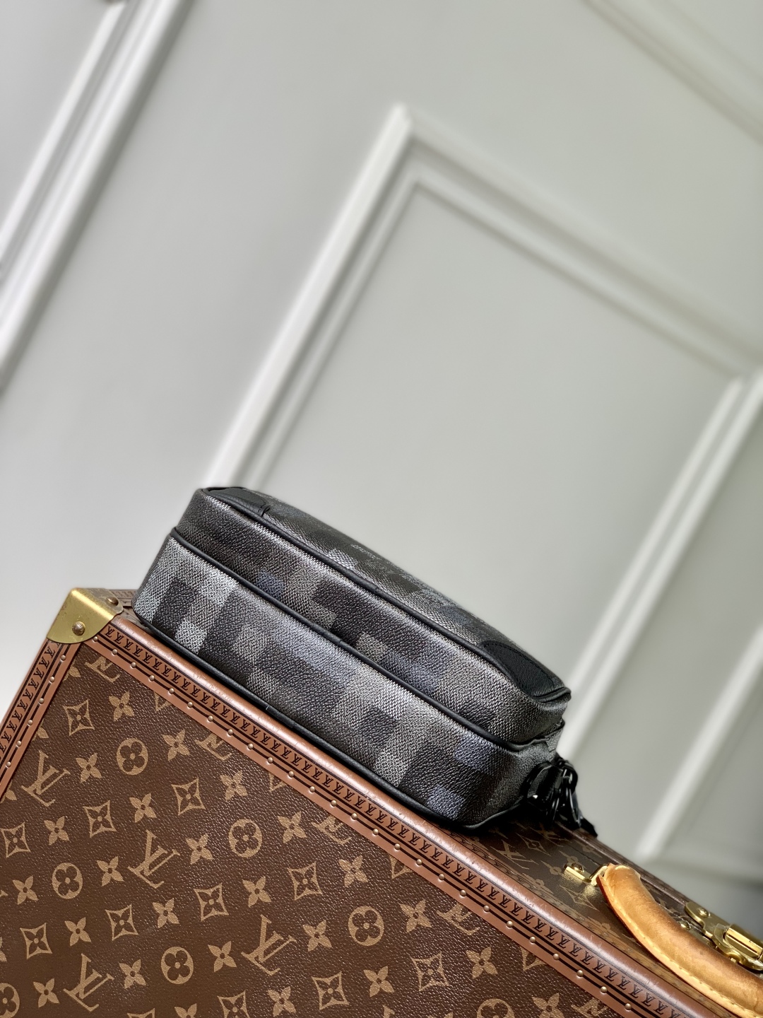 l0vis Vvtt0n nil messenger bag-25 x 17.5 x 11cm