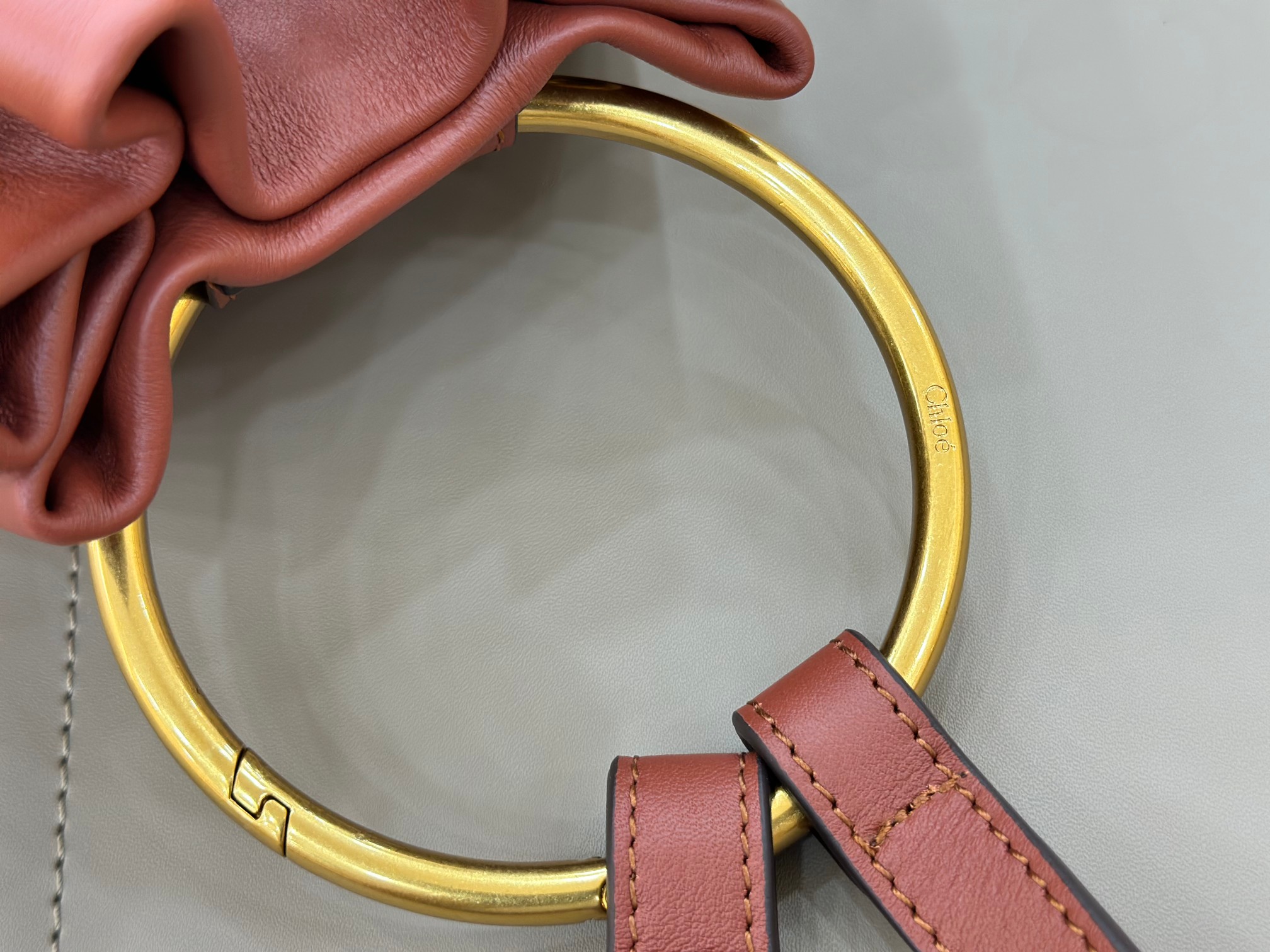 Ch10é bracelet backpack in grained leather-22*20*10.5cm