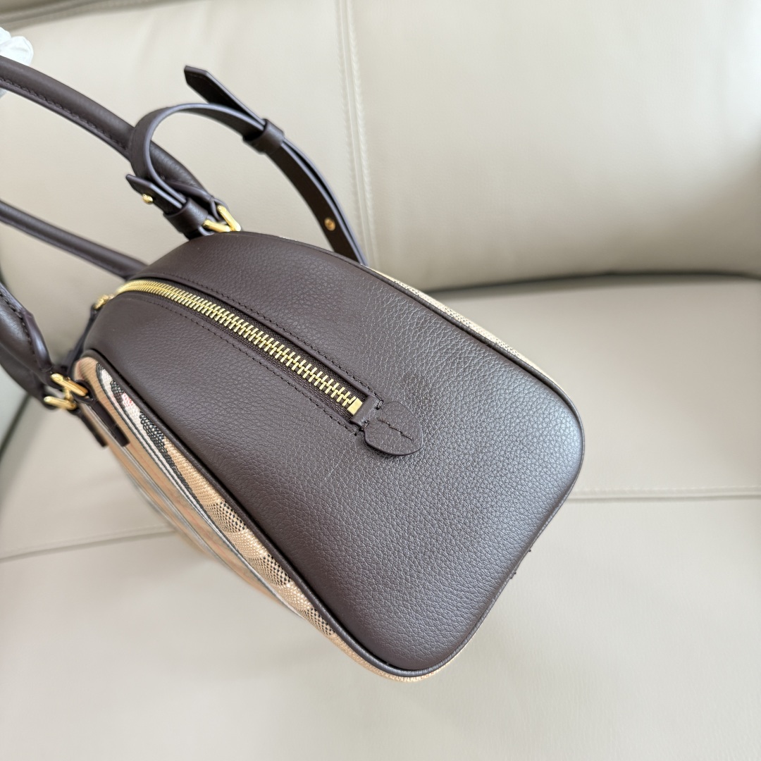 Bv*b*rry highlands bowling bag-33.5× 12.5x 17cm