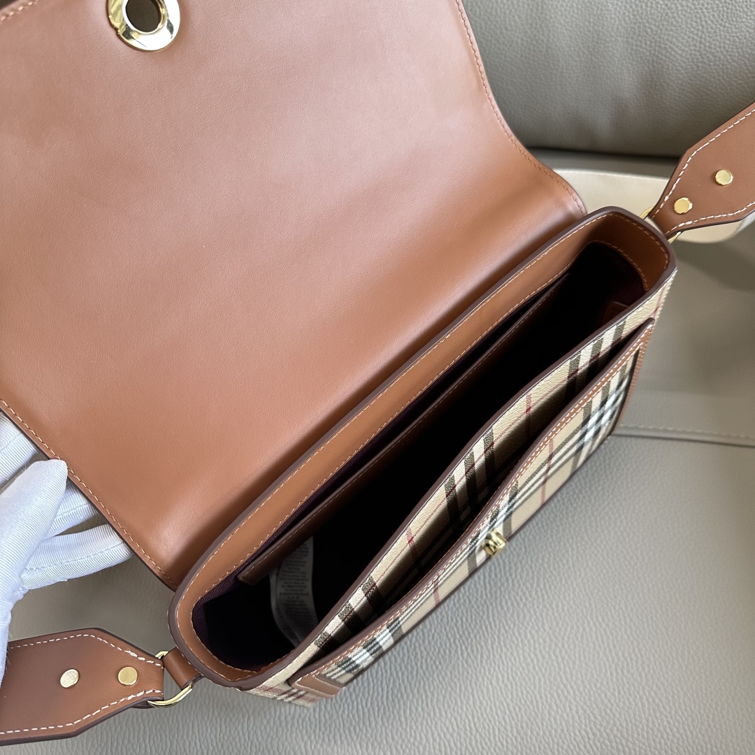 Bv*b*rry crossbody bag-25 x 8.5 x 18cm