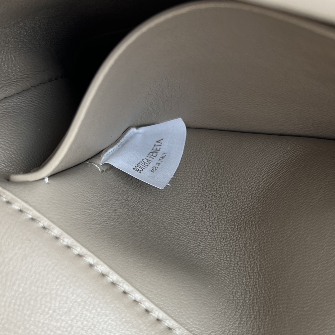 b0tt*ga Ven*ta knot lock bag-25x16x5.5cm