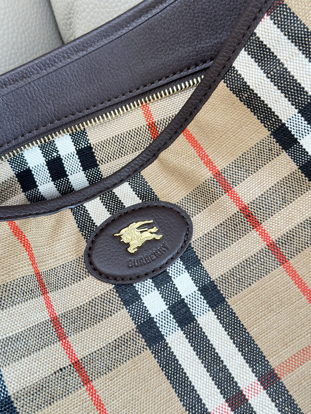 Bv*b*rry small highlands shoulder bag in sand-35.5× 15 x 38cm