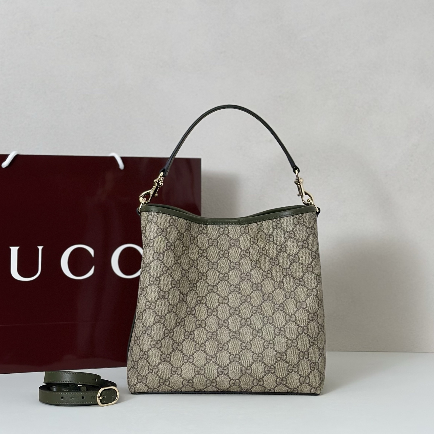 Gvc*1 medium emblem shoulder bag- 25-25-15.5cm