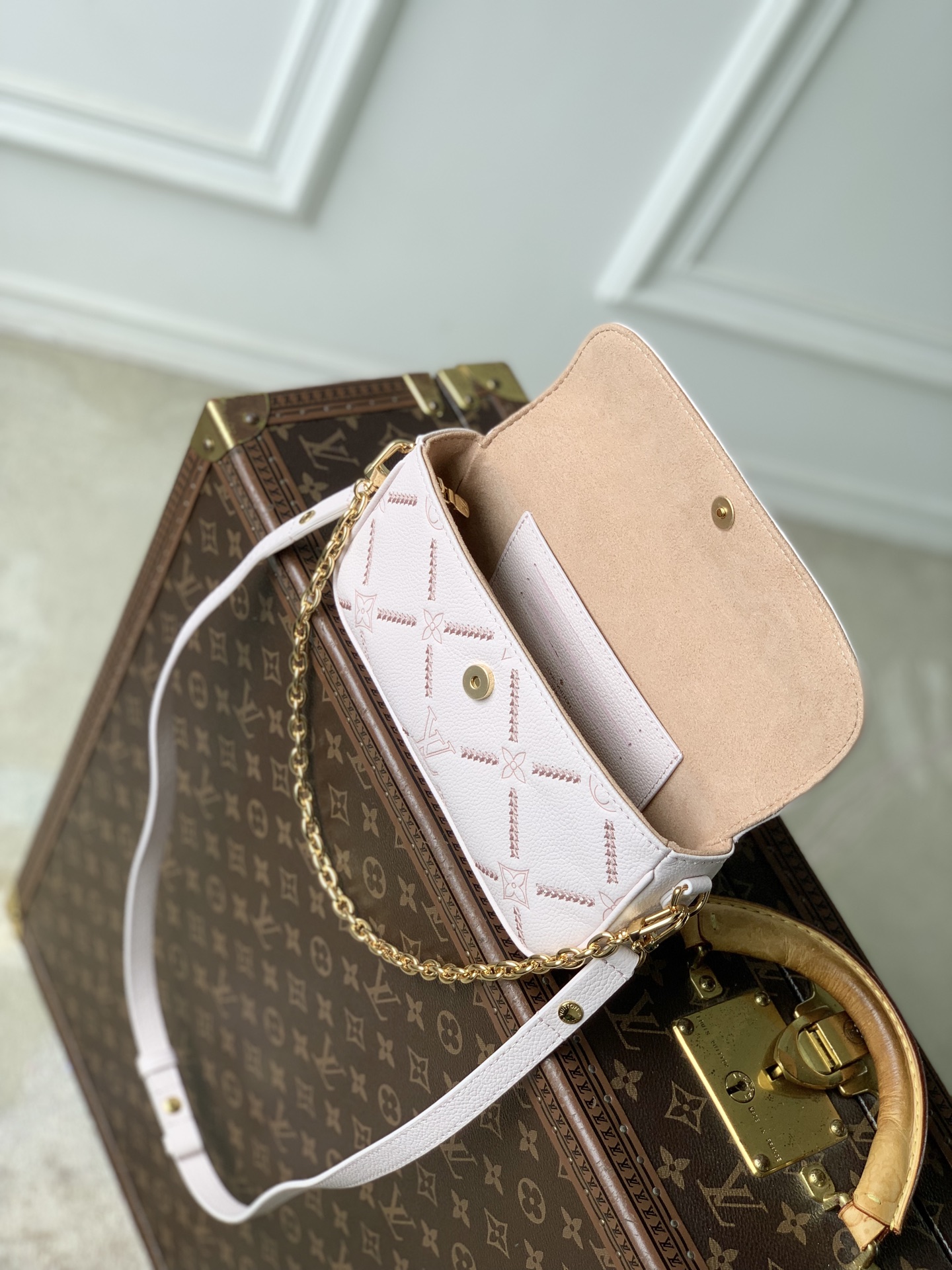 L0vis Vvtt0n Wallet on Chain Ivy-M29502-23.5 x 12 x 4.3CM