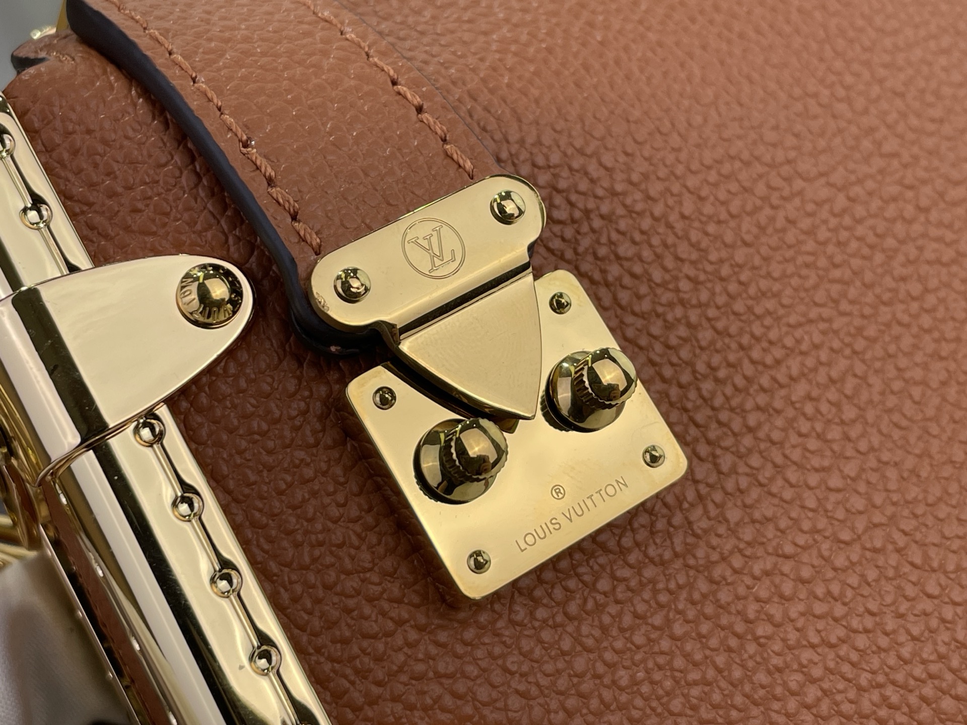 L0vis Vvtt0n Slim Trunk--M28362-23 x 12 x 4CM